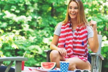 4 Temmuz'da dışarı asılı Amerikan kız