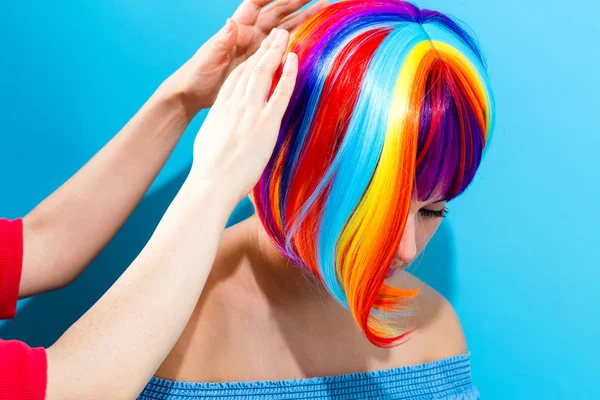 Vrouw in een pruik met haar fashion stylist — Stockfoto