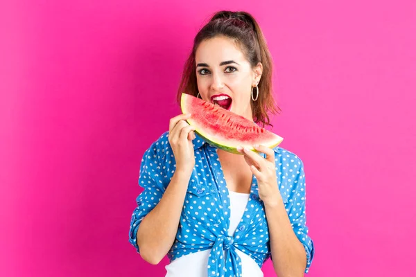Boldog fiatal nő kezében görögdinnye — Stock Fotó