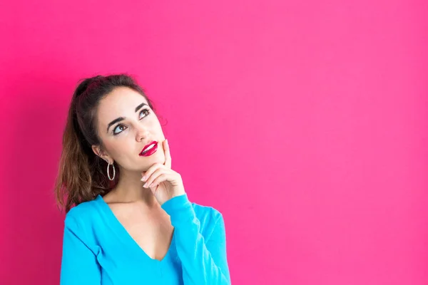 Mujer joven en una pose reflexiva —  Fotos de Stock