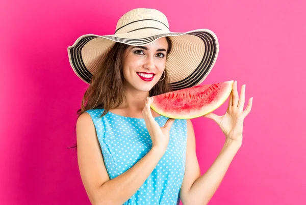 Boldog fiatal nő kezében görögdinnye — Stock Fotó
