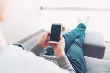 Rahatlatıcı ve akıllı telefon kullanan kişi