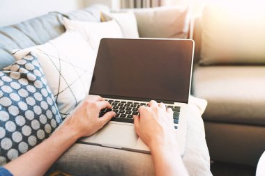 Adam bir laptop parlak penceresinde Oda yaktı