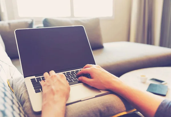 Niet-identificeerbare handen typen op laptop — Stockfoto