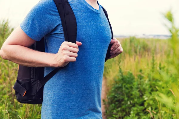 Hombre con una mochila caminando por un sendero — Foto de Stock