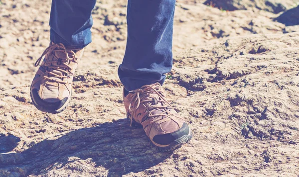 Dağları üzerinde yürüyen adam 