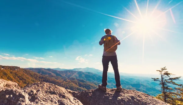 Man met uitzicht op de bergen belo — Stockfoto