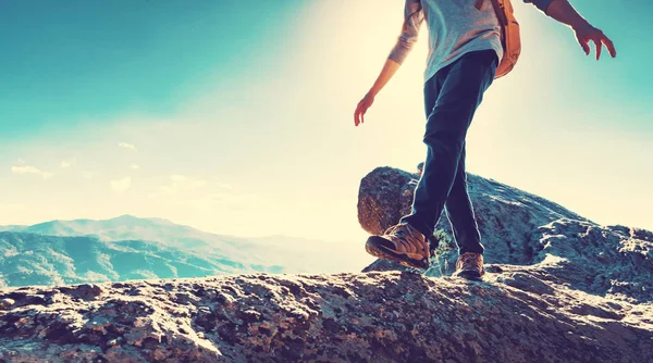 Hombre caminando por las montañas — Foto de Stock