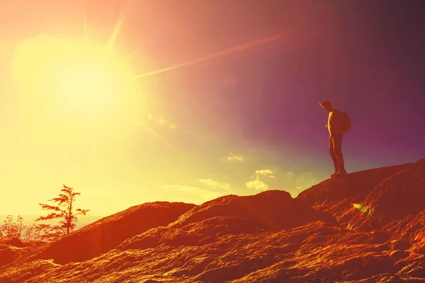 Man overlooking the mountains belo — Stock Photo, Image