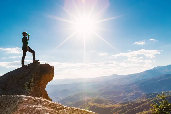 L'uomo che cammina sul ciglio di una scogliera — Foto Stock