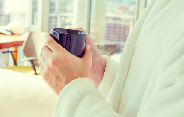 Mannen i morgonrock med en kopp kaffe — Stockfoto