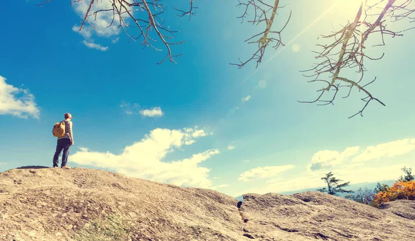 Mann läuft am Rande einer Klippe — Stockfoto