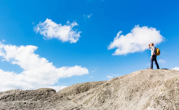 Man lopen op de rand van een klif — Stockfoto