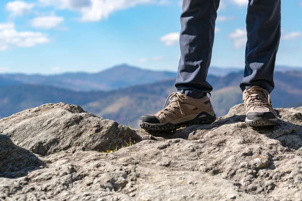 L'uomo in piedi sulle montagne — Foto Stock