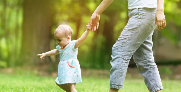 Madre e hija pequeña tomados de la mano —  Fotos de Stock