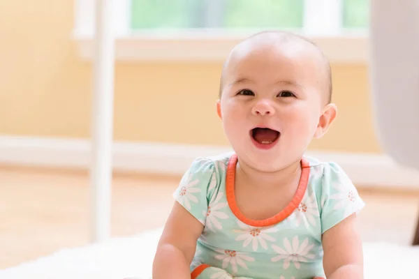 유아 여 자가 그녀의 집에서 연주 — 스톡 사진