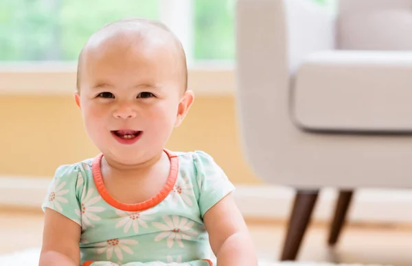 Toddler dziewczynka gra w jej domu — Zdjęcie stockowe