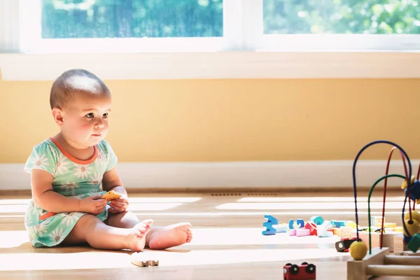Toddler dziewczynka gra w jej domu — Zdjęcie stockowe