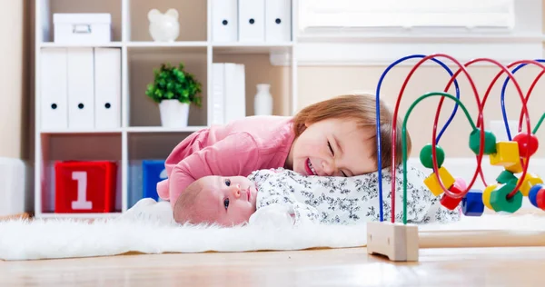 Feliz niña jugando con su hermanito. —  Fotos de Stock