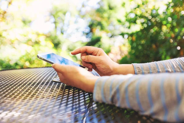 Femme utilisant son smartphone à l'extérieur — Photo