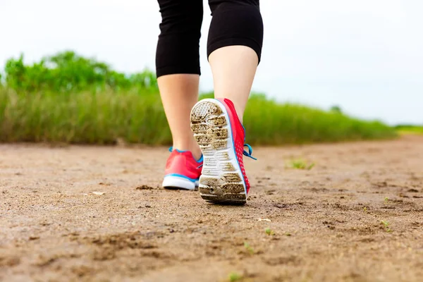 Läufer joggen am Sand — Stockfoto