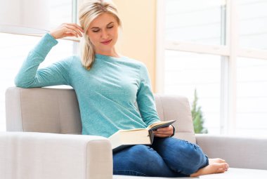 Close-up sonrisa pintada por sol crema de niña