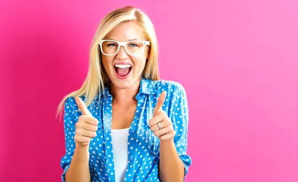 Feliz joven mujer dando pulgares hacia arriba — Foto de Stock