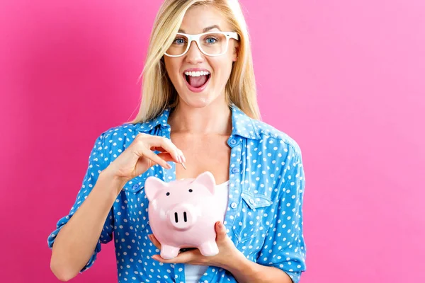 Mujer joven con una alcancía — Foto de Stock