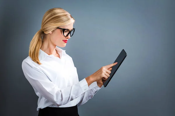 Giovane donna utilizzando il suo tablet — Foto Stock
