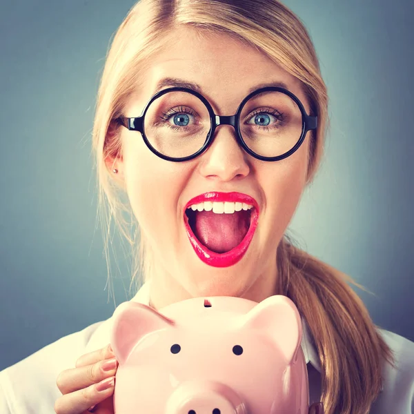 Jonge vrouw met een piggy bank — Stockfoto