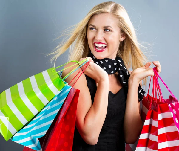Šťastná mladá blond žena s nákupní tašky — Stock fotografie