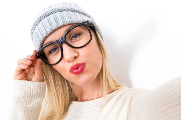 Genç bir kadın selfie çekiyor.