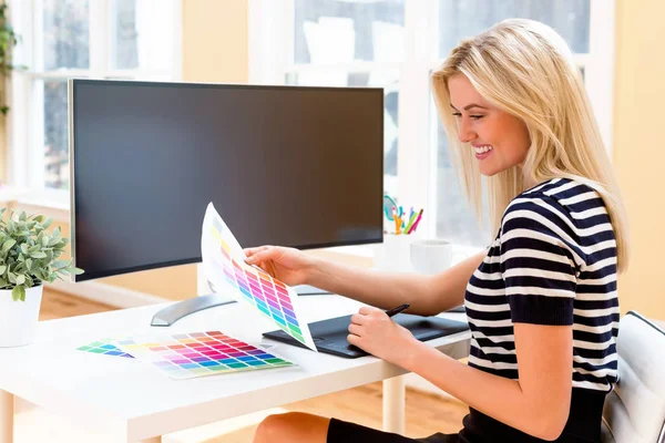 Grafikdesignerin mit Tablet-Stift — Stockfoto