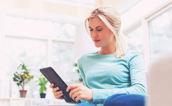 Jovem mulher usando seu computador tablet — Fotografia de Stock