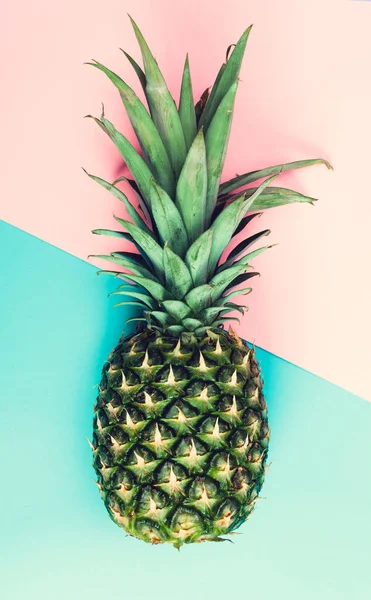Adutone arka plan üzerinde tüm ananas