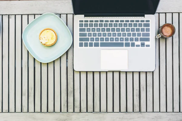 Bovenaanzicht van de laptop en desserts — Stockfoto