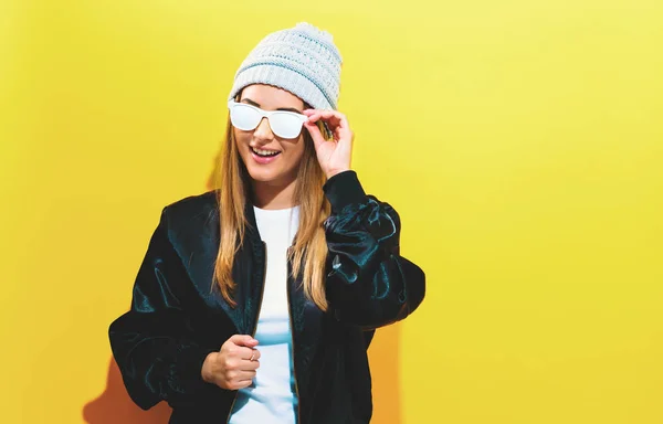 Chica en gafas pintadas de moda en chaqueta negra —  Fotos de Stock