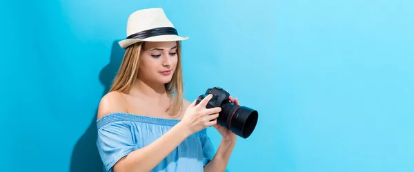 Mujer joven sosteniendo una cámara —  Fotos de Stock