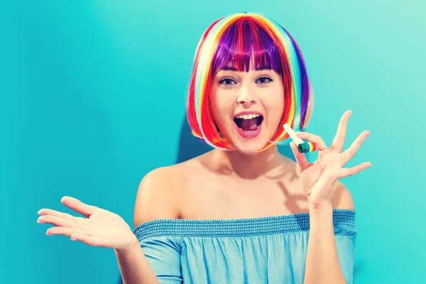 Tema de fiesta con mujer en peluca colorida —  Fotos de Stock