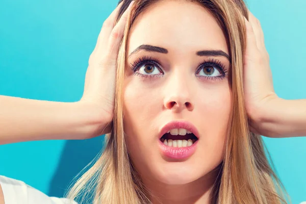 Ung kvinna blockerar hennes öron — Stockfoto