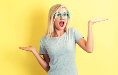 Gösteren bir el hareketi ile genç kadın