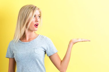 Gösteren bir el hareketi ile genç kadın