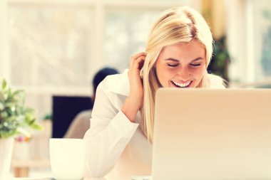 Masasında oturan genç bir kadın.