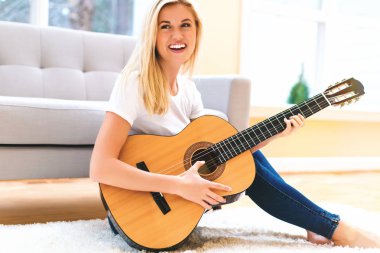 Gitar çalan genç bir kadın.