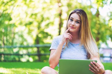 Onu laptop dışında kullanan genç kadın