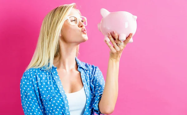 Jovem com um banco porquinho — Fotografia de Stock