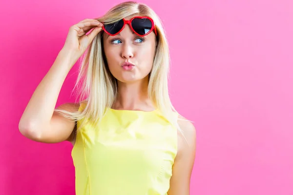 Junge Frau mit Sonnenbrille — Stockfoto