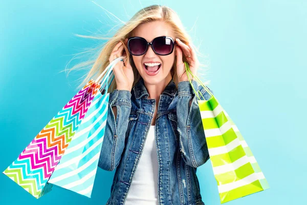 Mujer joven feliz sosteniendo bolsas de compras — Foto de Stock