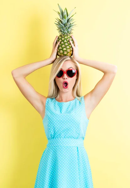 Boldog, fiatal nő, egy ananász gazdaság — Stock Fotó
