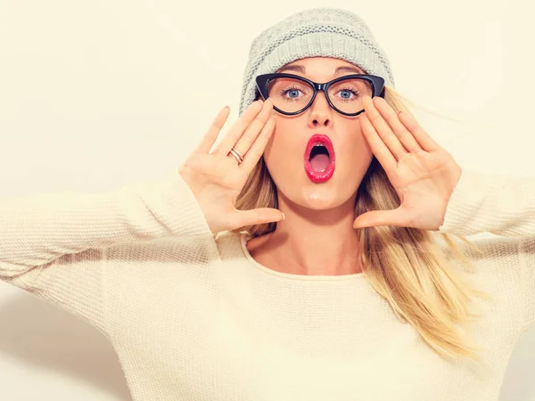 Mujer joven gritando — Foto de Stock